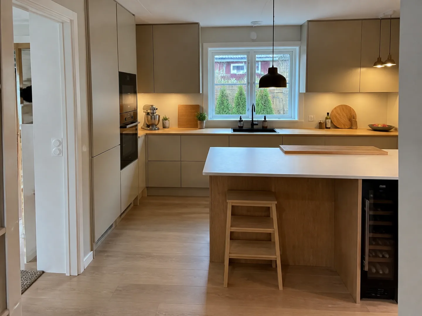 Färdigrenoverat kök med köksö och varma trädetaljer