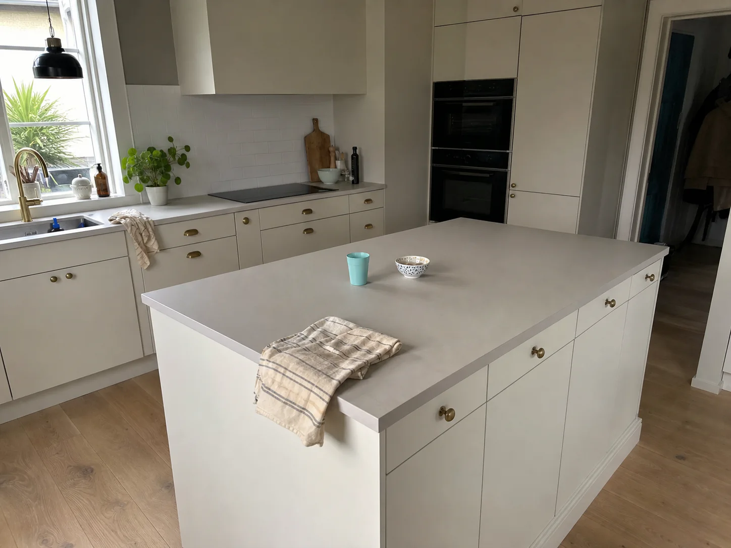 Färdigt familjekök med köksö och matplats