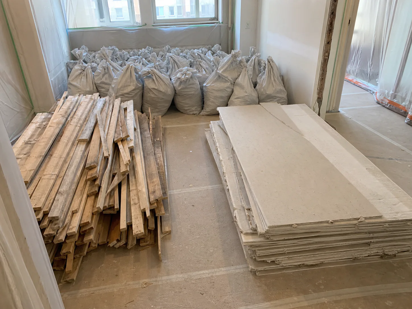 Rivningsmaterial sorterat i separata högar