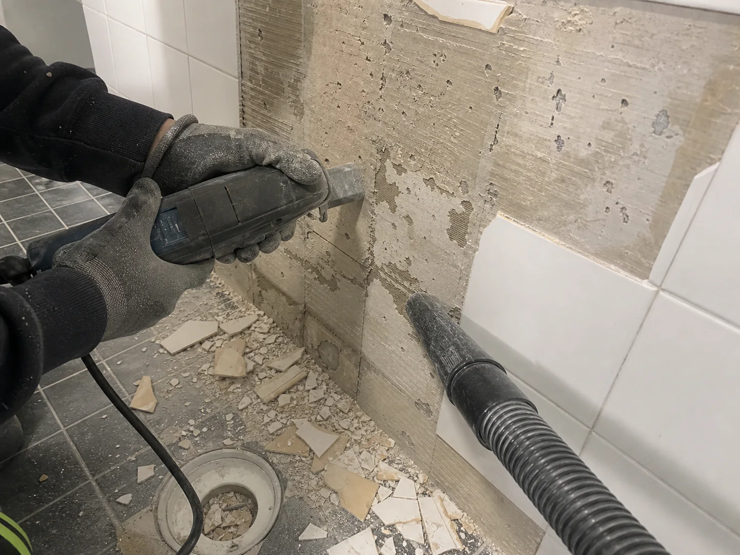 Kontrollerad kakelrivning med dammutsug