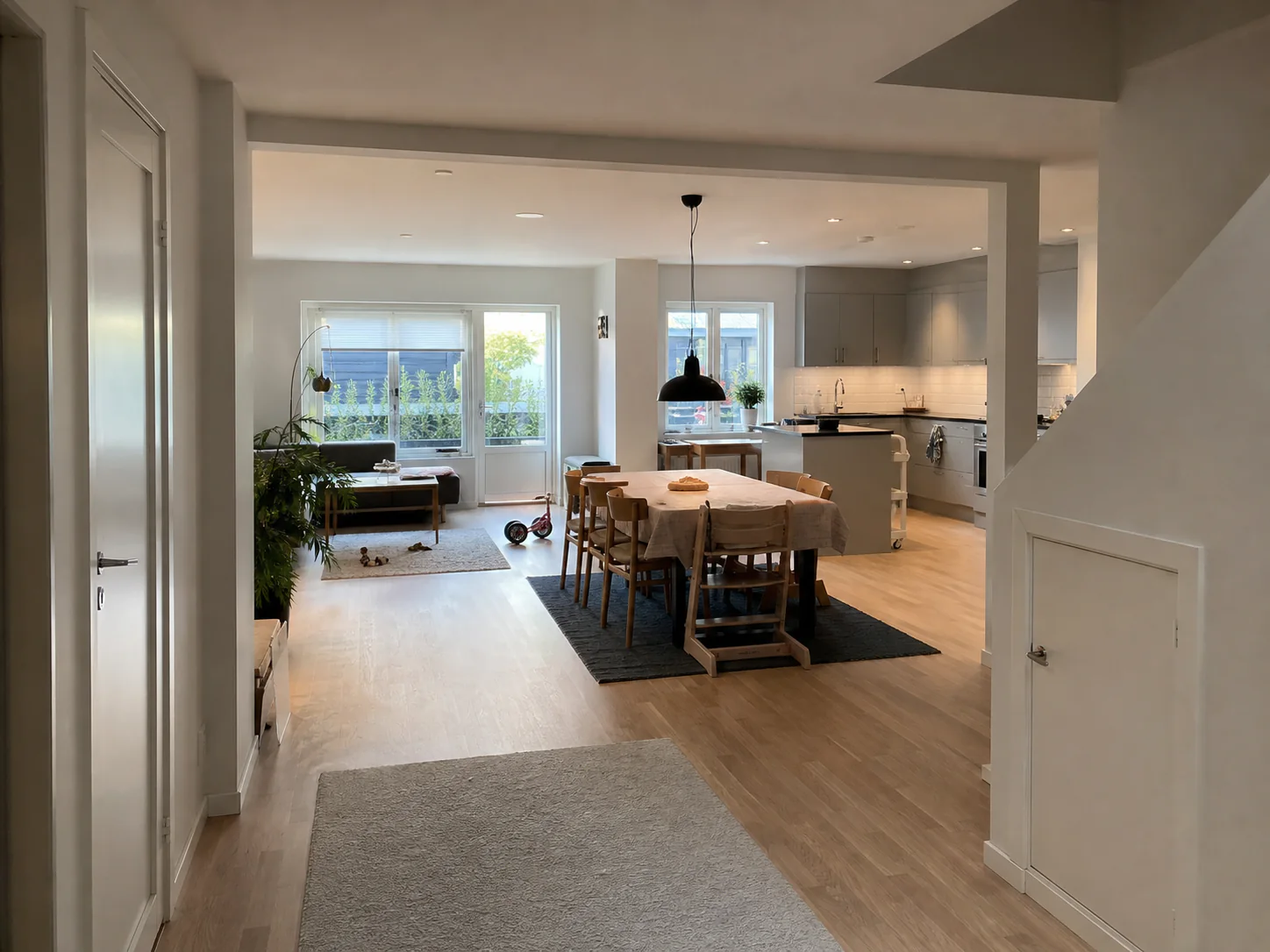 Färdigrenoverat radhus med kök, matplats och vardagsrum