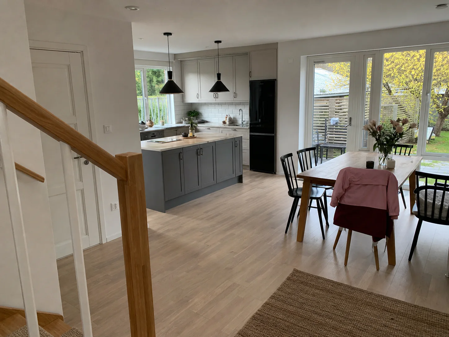 Färdigrenoverat radhus sett från trappan mot kök och matplats