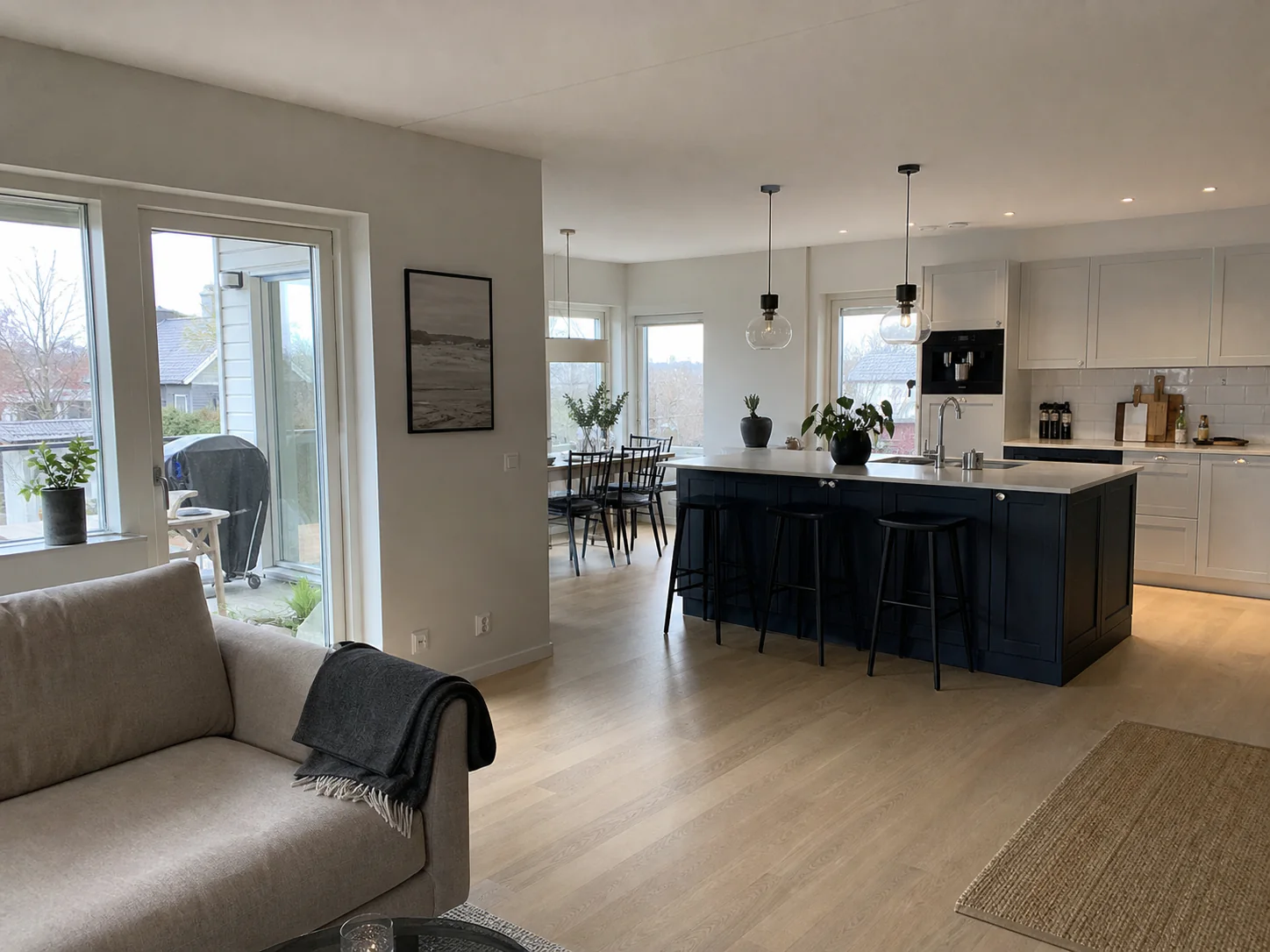 Färdig helhetsrenovering med blå köksö och vardagsrum